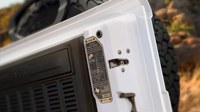 Plakette mit Karte und Koordinaten von Laredo Texas am Jeep Wrangler