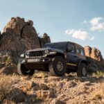Zweitüriger Jeep Wrangler Laredo vor einer Felsformation
