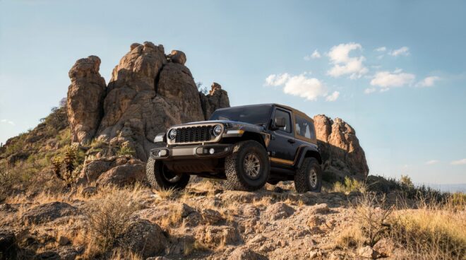 Zweitüriger Jeep Wrangler Laredo vor einer Felsformation