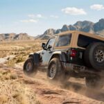 Jeep Wrangler Laredo Zweitürer mit 35-Zoll-Reifen auf einem Wüsten-Trail