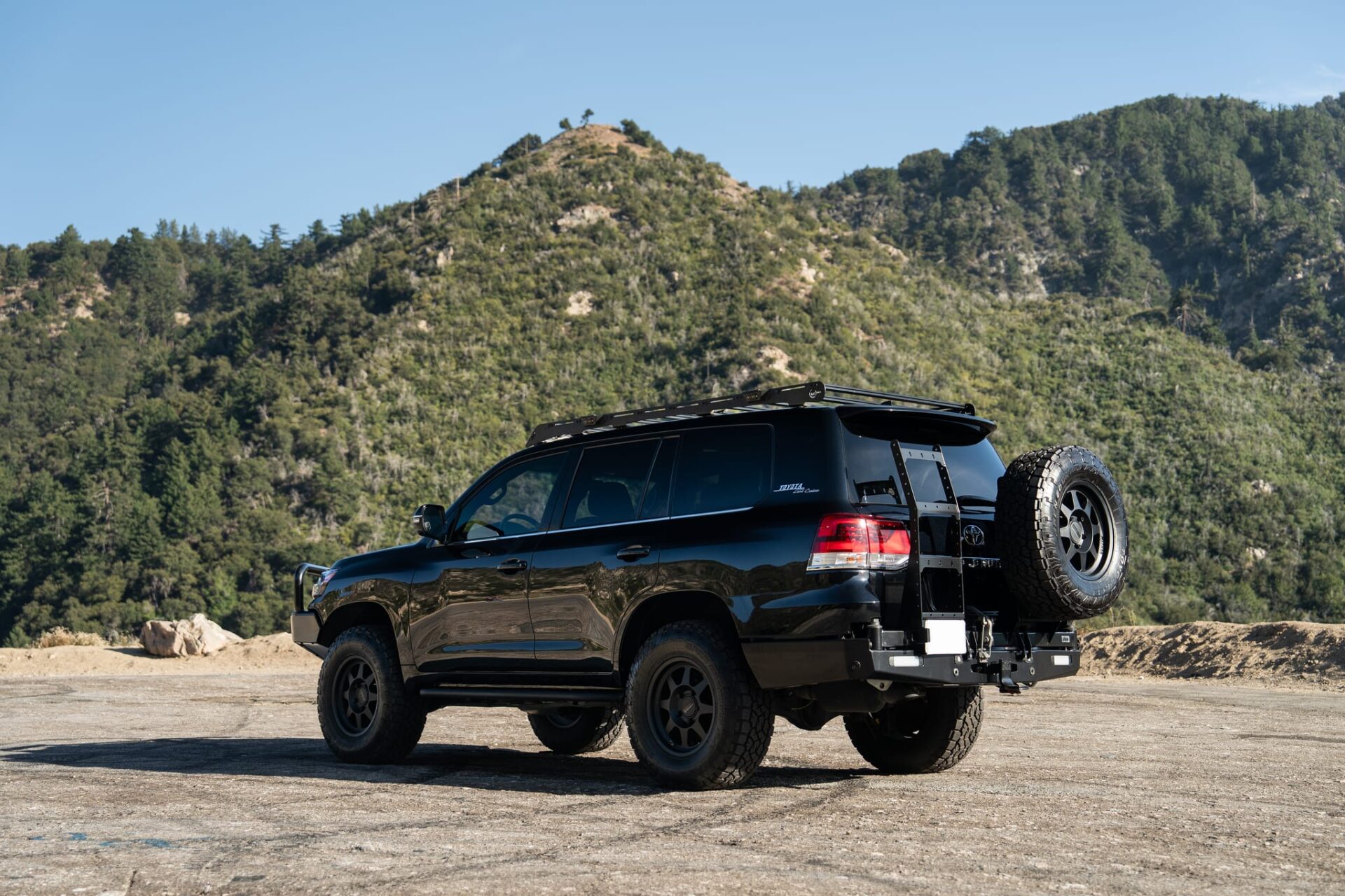 Toyota Land Cruiser Heritage Edition von hinten mit Reserveradträger, Dachträger und Heckleiter