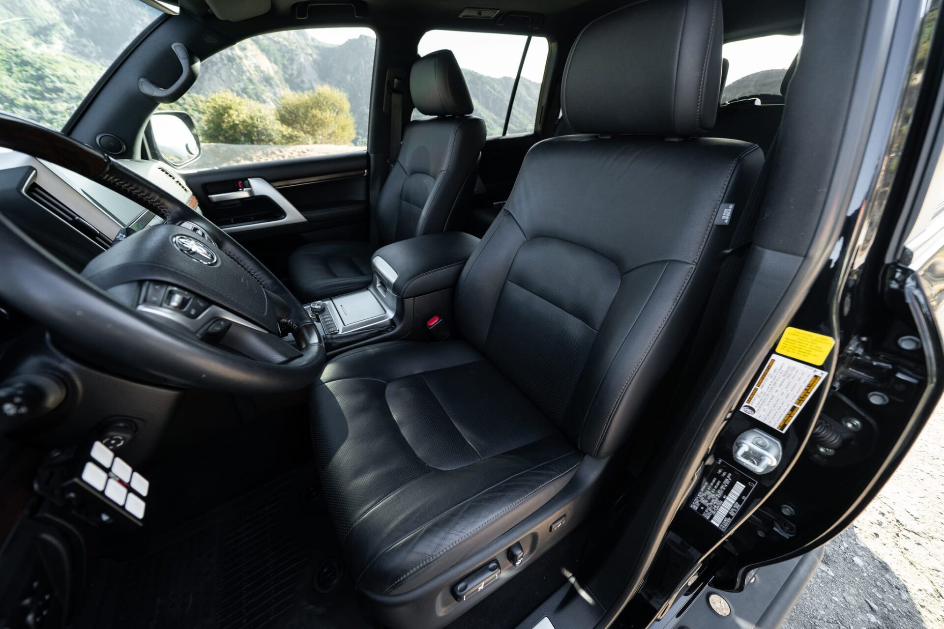 Schwarzer Ledersitz und Cockpit des Toyota Land Cruiser Heritage Edition