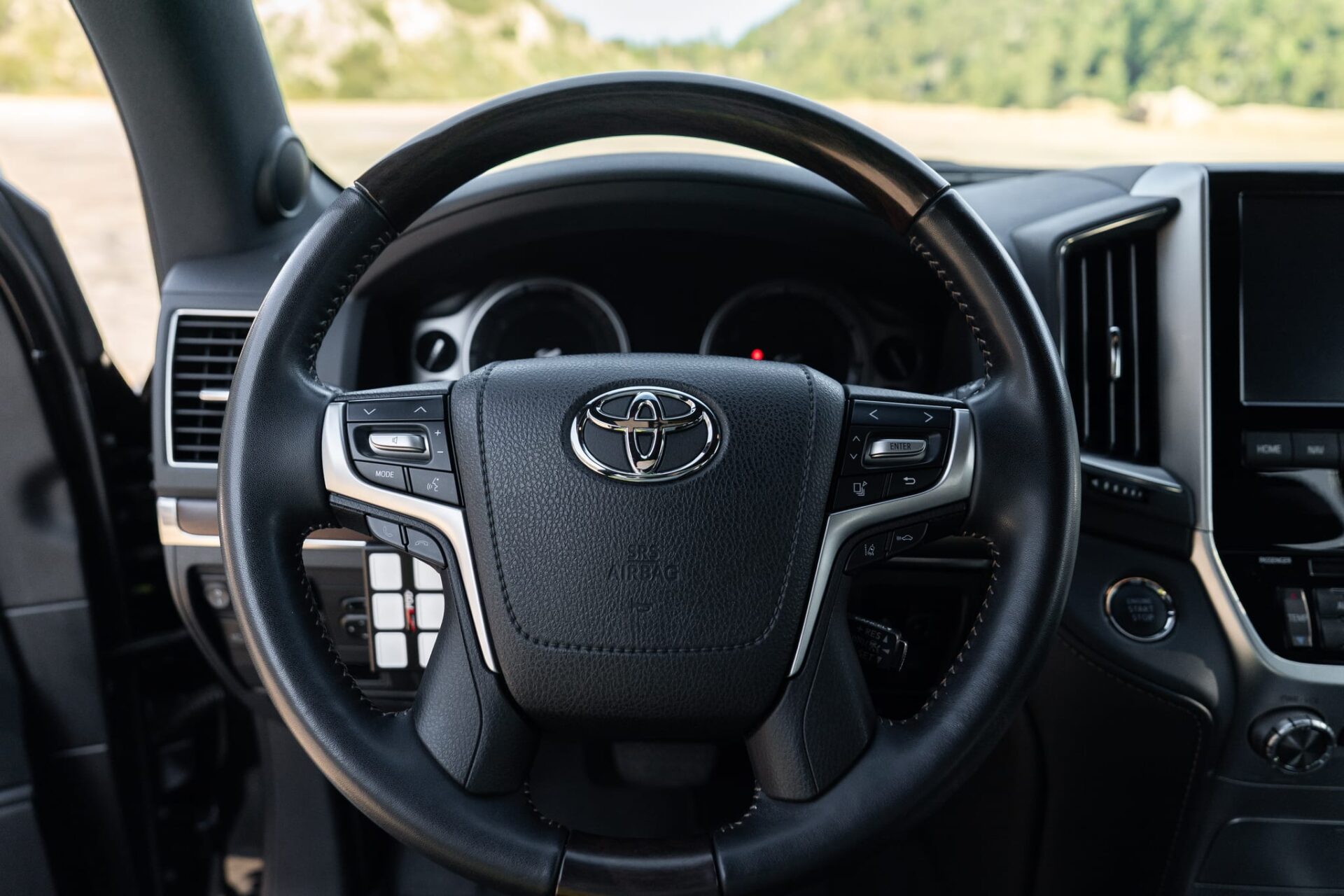 Lenkrad und Armaturen des Toyota Land Cruiser Heritage Edition mit Zusatzschaltern