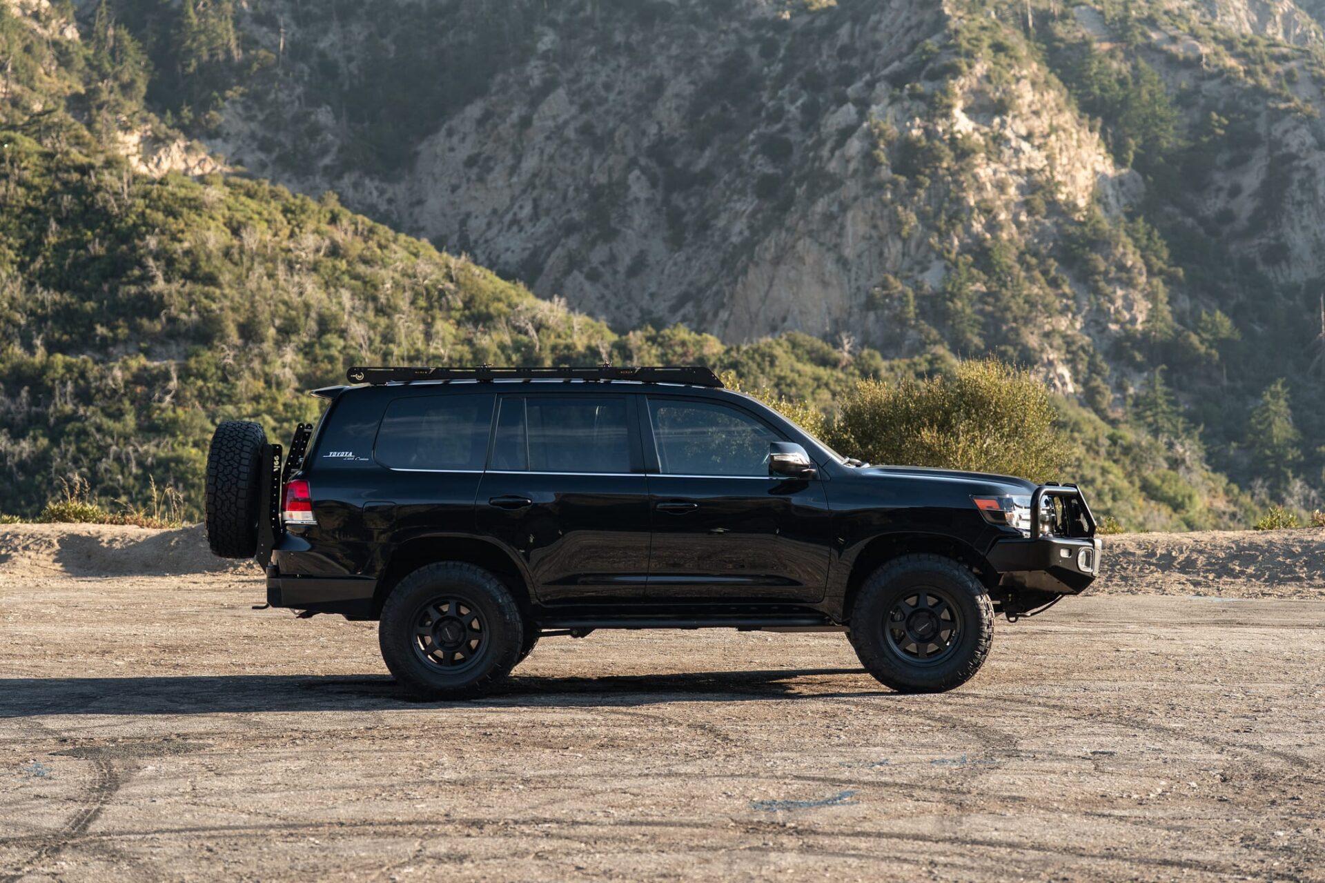 5,7-Liter-V8 im Motorraum des Toyota Land Cruiser Heritage Edition mit aFe-Kaltluftansaugung