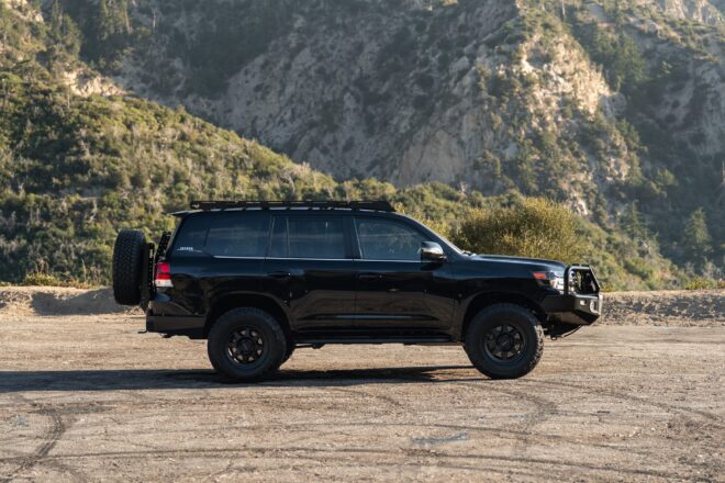 Motorraum des Toyota Land Cruiser Heritage Edition mit 5,7-Liter-V8 und aFe-Momentum-GT-Kaltluftansaugung