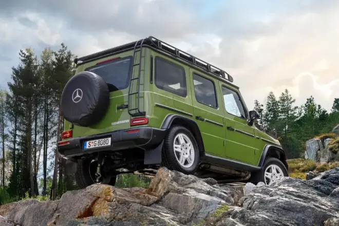 Grüne Mercedes-Benz G-Klasse in Heck-Dreiviertelansicht auf felsigem Untergrund