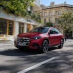 Roter elektrischer Mercedes GLA 2028 während der Fahrt