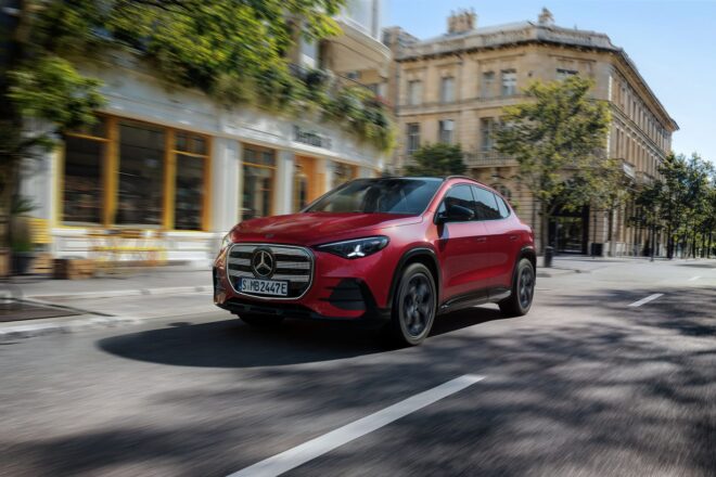 Roter elektrischer Mercedes GLA 2028 während der Fahrt