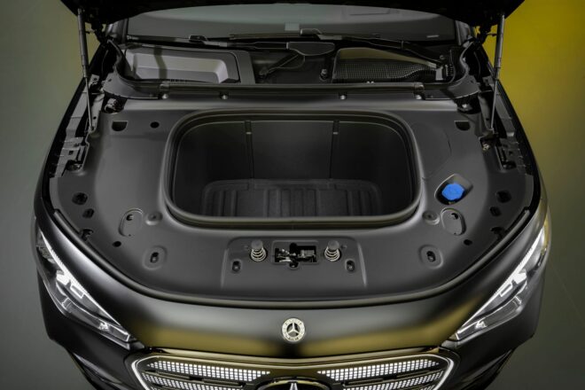 Geöffneter Frunk des elektrischen Mercedes GLA 2028