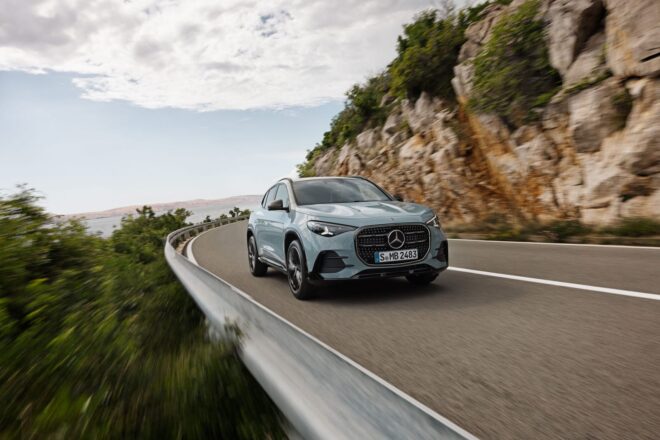 Hellblauer Mercedes GLA 2028 Hybrid auf einer Küstenstraße