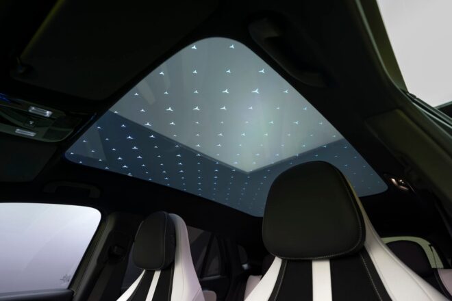Sky-Control-Glasdach mit beleuchteten Sternen im Mercedes GLA 2028