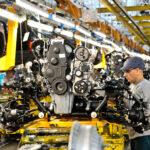 Montage des Motors in das Fahrgestell eines Lada Niva Legend