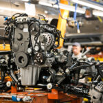Arbeiter bei der Montage des Niva-Antriebsstrangs im AvtoVAZ-Werk