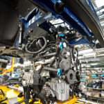 Unterbodenmontage am blauen Lada Niva Legend im AvtoVAZ-Werk