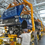 Montage eines blauen Lada Niva Legend im AvtoVAZ-Werk