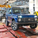 Blauer Lada Niva Legend 1.8 am Ende der Produktionslinie