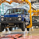 Blauer Lada Niva Legend hängend an der Montagelinie
