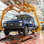 Fertig montierter blauer Lada Niva Legend auf dem Werksband
