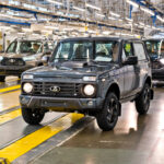 Grauer Lada Niva Legend 1.8 auf der Endmontagelinie