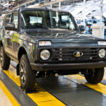 Grauer Lada Niva Legend bei der Qualitätskontrolle im Werk