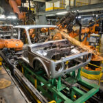 Roboter beim Schweißen der Karosserie des Lada Niva Legend