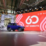 Blauer Lada Niva Legend 1.8 bei der Präsentation zum 60-jährigen AvtoVAZ-Jubiläum