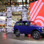 Blauer Lada Niva Legend 1.8 auf der AvtoVAZ-Präsentationsbühne