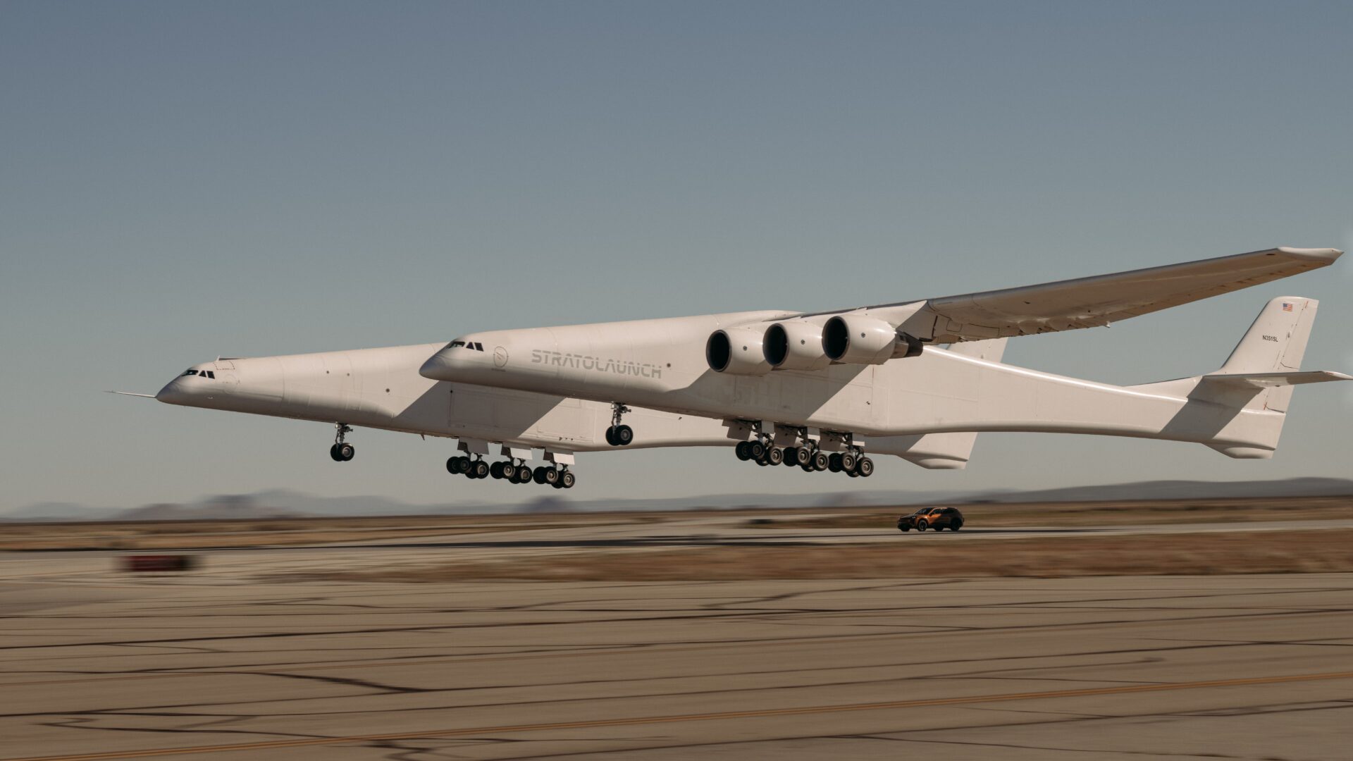 Stratolaunch Roc hebt über einem Porsche Cayenne Turbo Electric ab