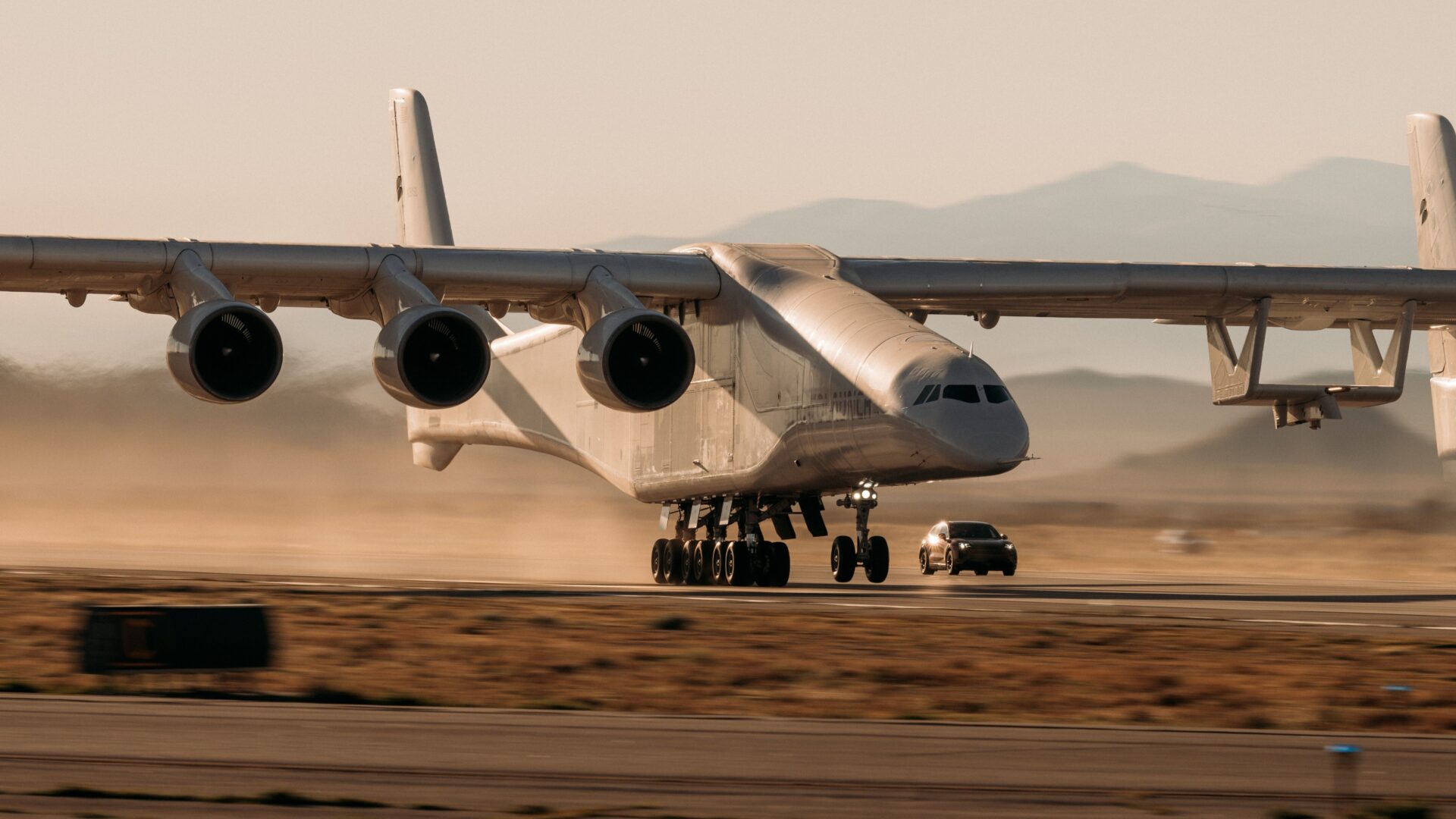 Stratolaunch Roc landet mit Porsche Cayenne Turbo Electric unter dem Flügel