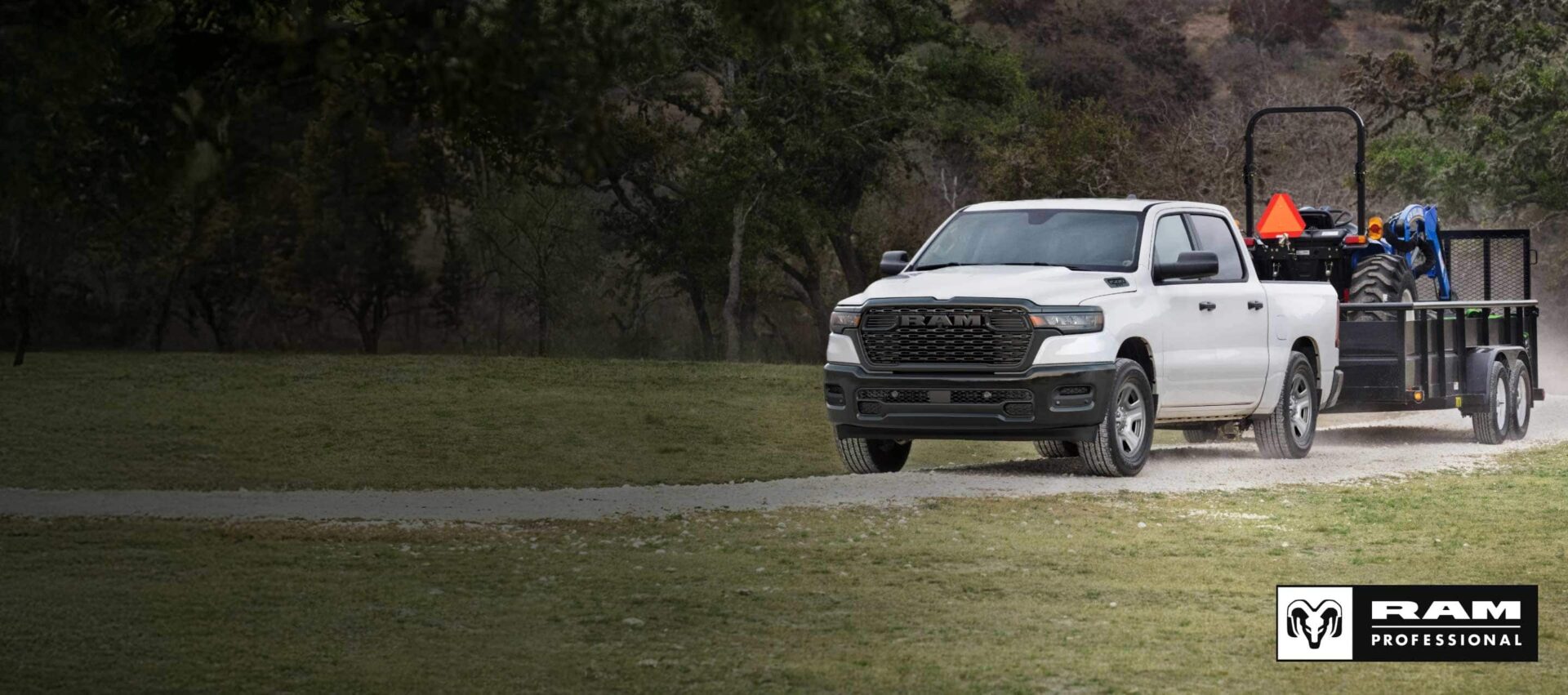 Weißer Ram 1500 Tradesman mit Arbeitsanhänger