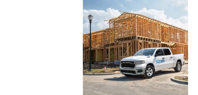 Weißer Ram 1500 als Arbeitsfahrzeug vor einer Baustelle