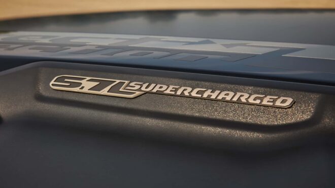5.7L-Supercharged-Emblem auf der Motorhaube eines Ram 1500 Rumble Bee