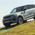 Range Rover Sport Electric bei einer steilen Geländeabfahrt