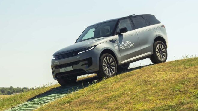 Range Rover Sport Electric bei einer steilen Geländeabfahrt