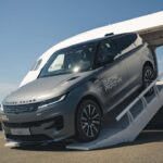 Range Rover Sport Electric auf einer steilen Flugzeugrampe