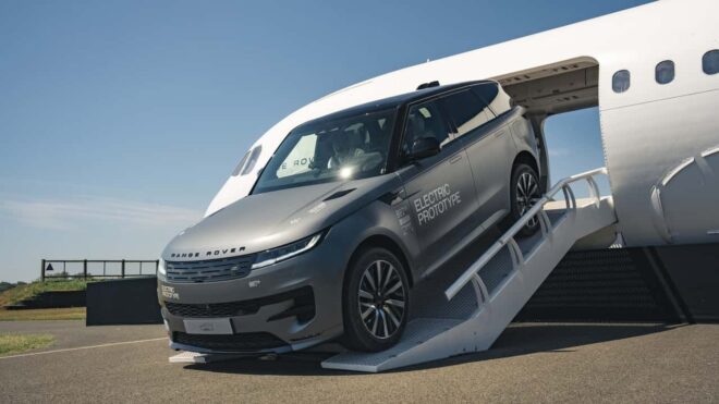 Range Rover Sport Electric auf einer steilen Flugzeugrampe