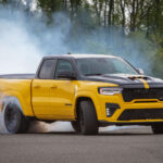 Gelber Ram 1500 Rumble Bee SRT beim Burnout mit qualmenden Hinterreifen