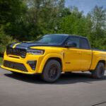 Gelber Ram 1500 Rumble Bee SRT in Front-Dreiviertelansicht auf der Straße