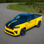Gelber Ram 1500 Rumble Bee SRT aus erhöhter Frontperspektive auf einer Kurve