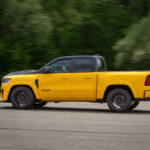 Gelber Ram 1500 Rumble Bee SRT in seitlicher Fahrtaufnahme