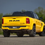 Gelber Ram 1500 Rumble Bee SRT in Heck-Dreiviertelansicht