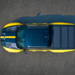 Gelber Ram 1500 Rumble Bee SRT mit schwarzen Streifen aus der Vogelperspektive