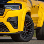 Frontpartie und schwarzes Vorderrad des gelben Ram 1500 Rumble Bee SRT