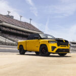 Gelber Ram 1500 Rumble Bee SRT in Frontansicht an einer Rennstrecke