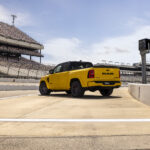 Gelber Ram 1500 Rumble Bee SRT in Heckansicht an einer Rennstrecke