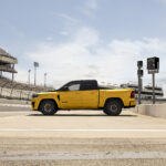 Gelber Ram 1500 Rumble Bee SRT im Seitenprofil an einer Rennstrecke