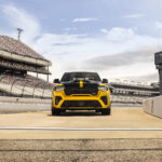 Gelber Ram 1500 Rumble Bee SRT frontal in der Boxengasse