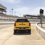 Heck des gelben Ram 1500 Rumble Bee SRT in der Boxengasse