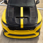 Motorhaube und Front des gelben Ram 1500 Rumble Bee SRT von oben