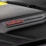 6.2L-Supercharged-Schriftzug auf dem Motor des Ram 1500 Rumble Bee SRT